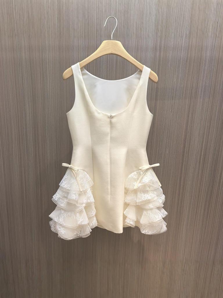 2026 Frühling Ärmelloses Spitzen-Patchwork Weißes Trägertuchkleid: Schmal geschnitten, Kurzer Rock, Rüschen- & Schleifendesign für Damen