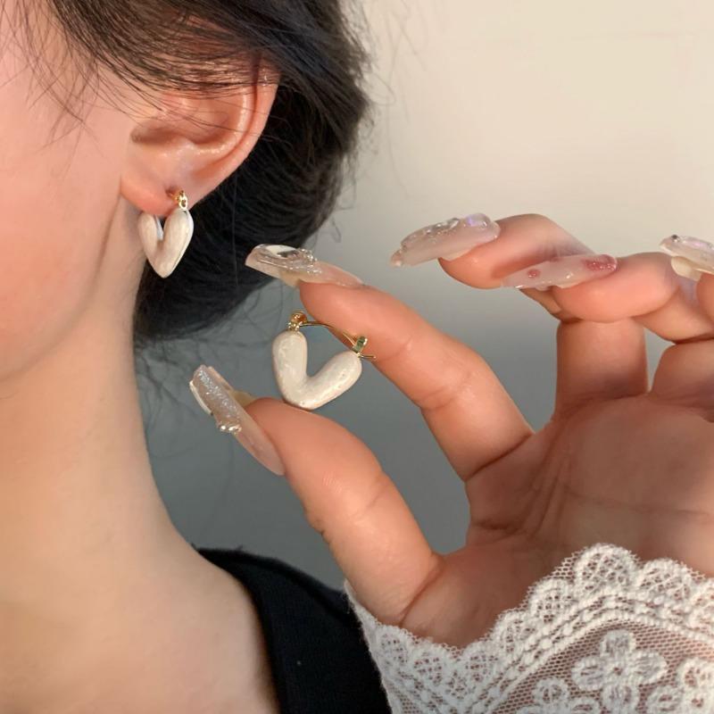 2025 Trendy Heart Stud Earrings For Women Korean Elegant Light Luxury Love Dangle Earring Fashion Simple Drop Jewelry Girls Gift