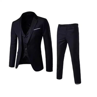 Europäischer Herren-Smoking Dreiteiler: Formelle Jacke, Weste und Hose.