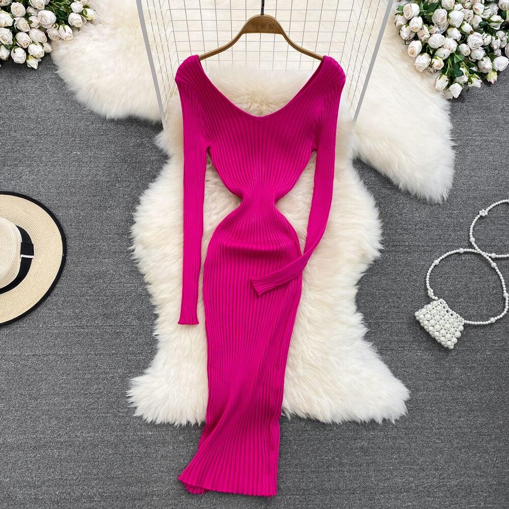 

Осенне-зимнее темпераментное платье в стиле ретро с длинными рукавами, глубоким V-образным вырезом и облегающей талией. Тонкая вязаная сумка. Платье на бедрах.