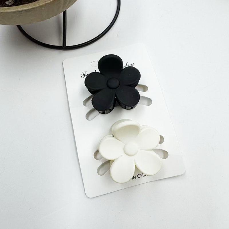 European & American 4CM Frangipani Claw Clip Hairpin - Fashionable Vacation Floral Accessory.