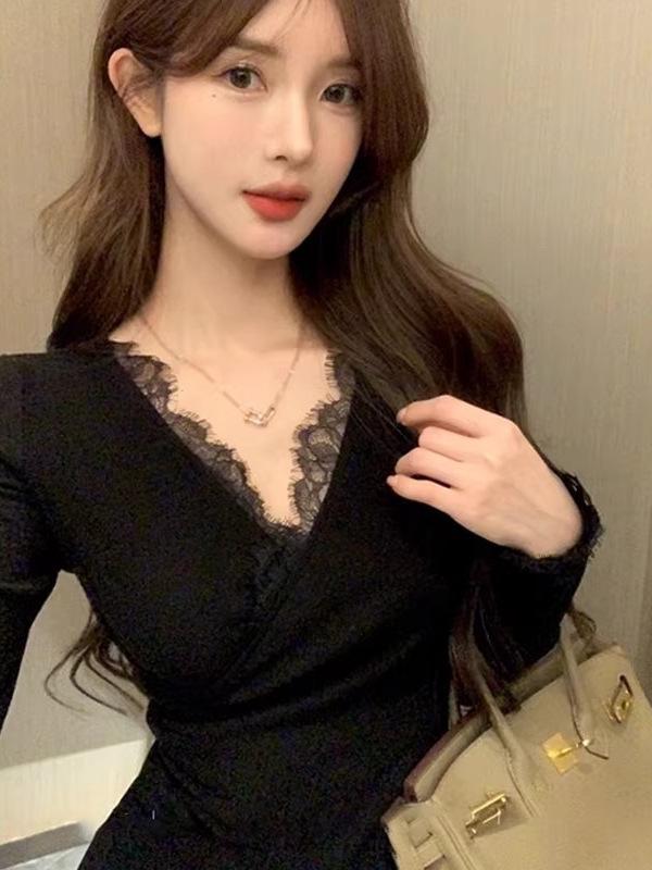 Red Cross V-Neck Lace Patchwork Slim-Fit Top for Women - Chic Waist-Cinching Autumn/Winter Layer
