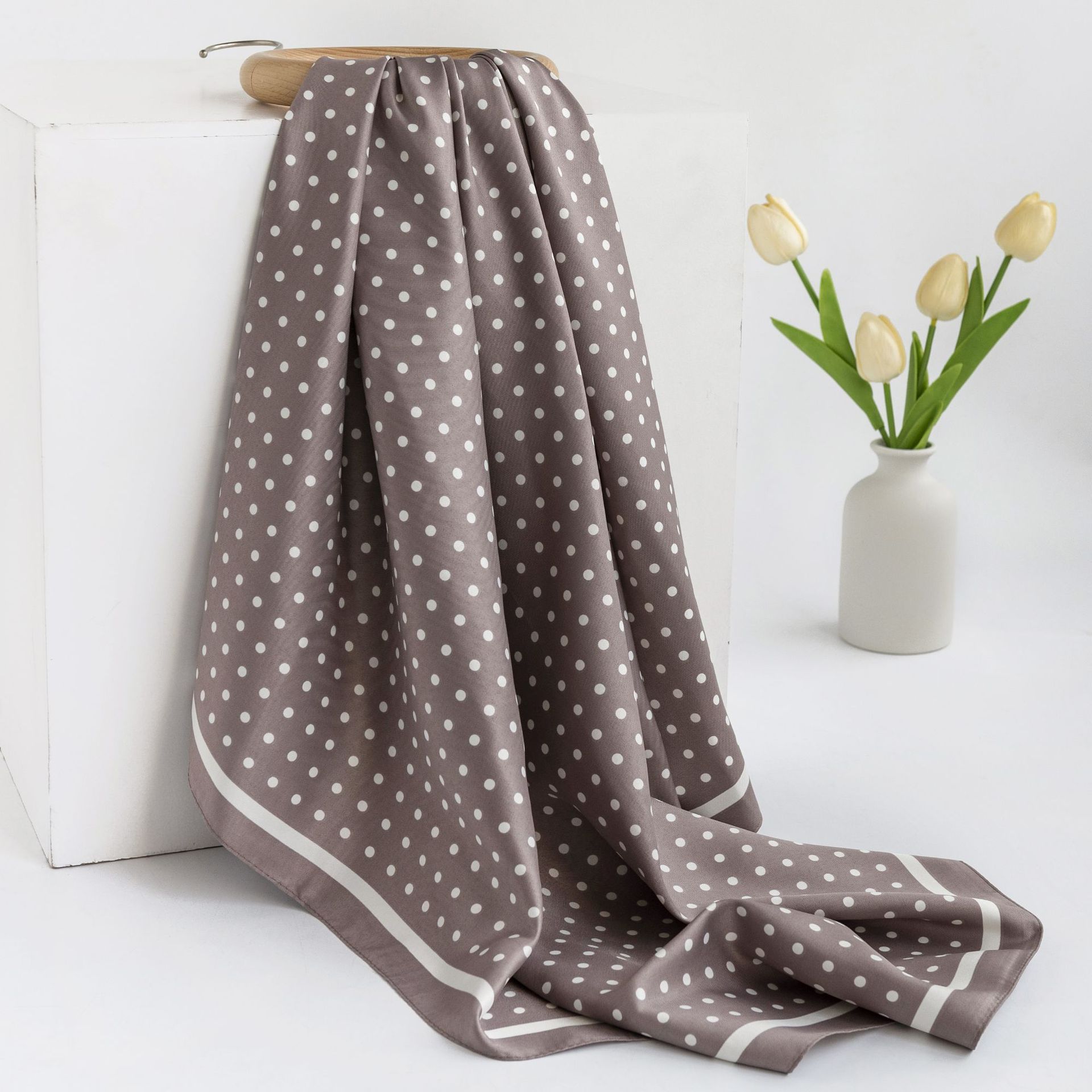 

Ретро горошек маленький квадратный шарф элегантный модный шарф из искусственного шелка универсальный темпераментный шарф для通勤 и профессиональный шарф 90*90cm