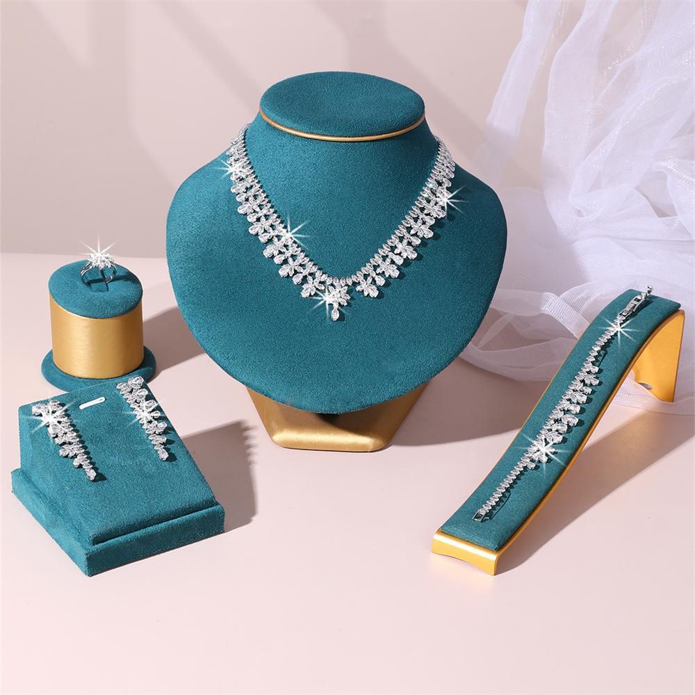 

Привлеките внимание в особых случаях с этим сверкающим комплектом украшений, украшенным сверкающими цирконами.