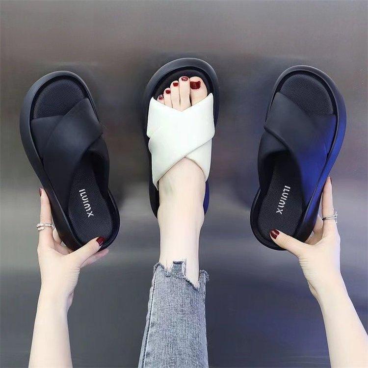 Fashion soft-soled one-word sandals to wear outside summer 2025 new thick-soled heightening popular beach shoes casual cool slippers