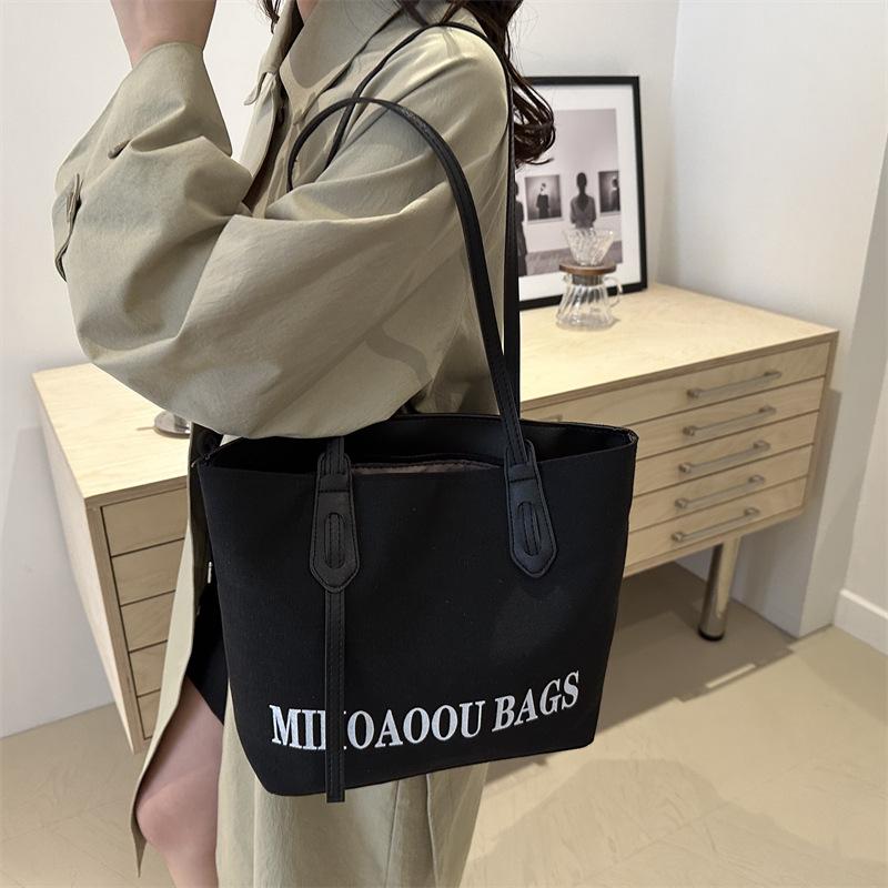 College Student Commuter Bag for Classes for Women Fashion Large Capacity Tote Bag New Fashionable Leisure Lightweight Shoulder Bag