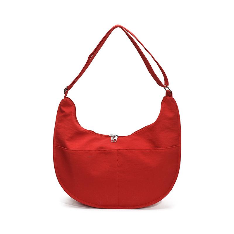 This year, the Korean version of casual style solid-color dumpling bags are popular. Students commute in class, versatile and light travel messenger b