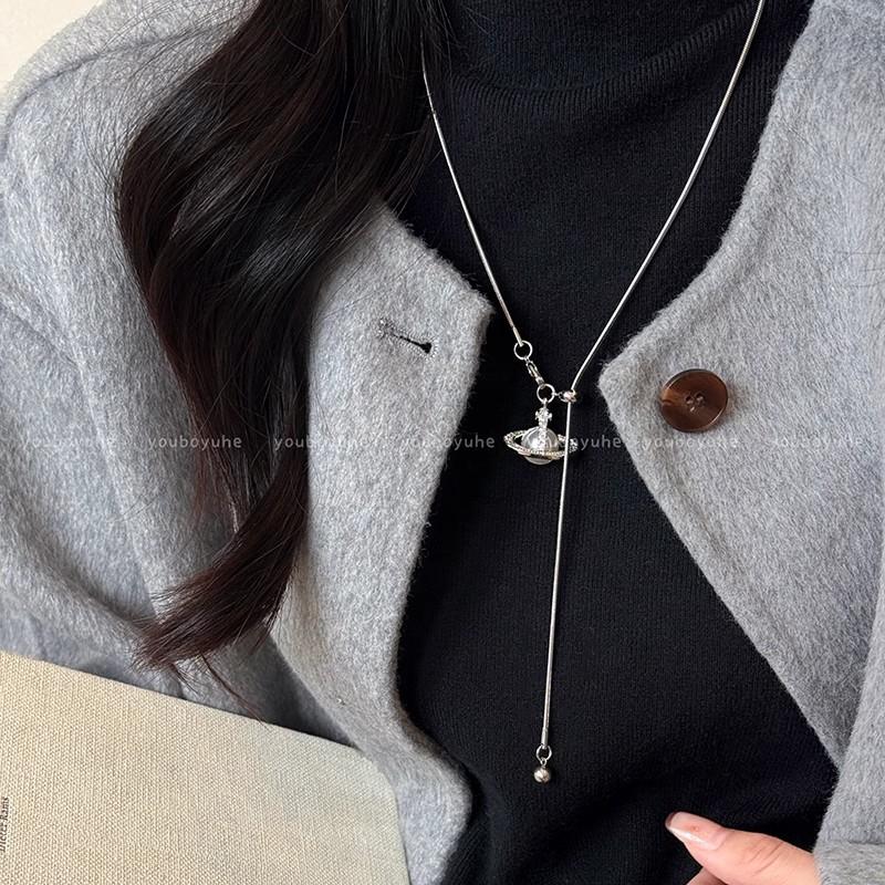 Collar Colgante Saturno de Perla con Cierre Deslizante Ajustable - Adecuado para Otoño e Invierno, Como un Accesorio a Juego para un Suéter. Estilo Femenino.