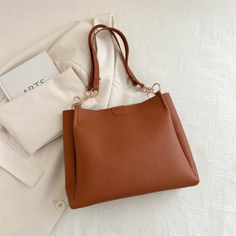 

Simple OL wind large-capacity bag women s 2025 autumn new versatile commuter contrasting color shoulder bag mother and child tote bag коричневий