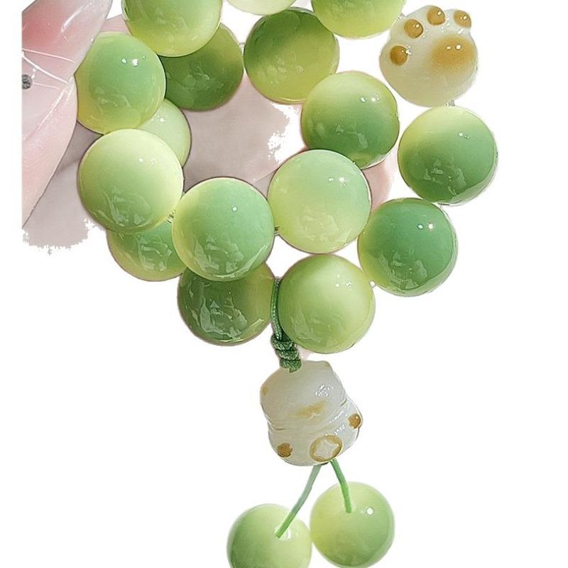 Drunk lime cat lime bracelet before the flower, cat paw holding high-value bracelet, female hand twisting finger soft bracelet.