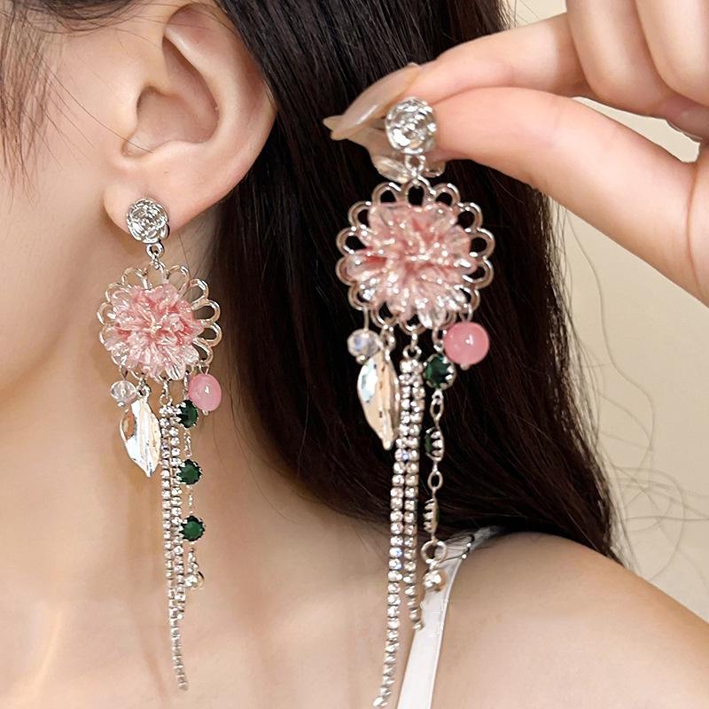 

Сережки-пусети з срібними квітами та китицями - Елегантні сережки для жінок