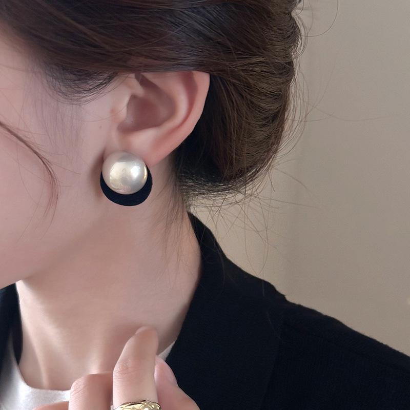 Autumn-Winter Retro Pearl Flocking Luxury Statement Earrings