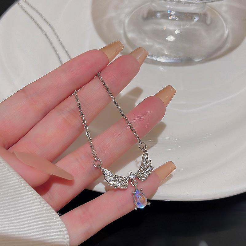 Douyin Inspired Elegant Zircon Clavicle Necklace for Women - Light Luxury, Versatile, and Stylish