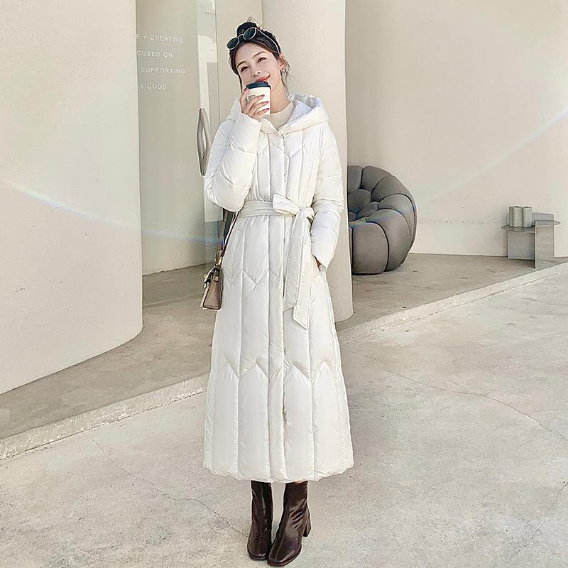 

Зимняя глянцевая длинная пуховая хлопковая куртка женская 2025 новая хлопковая куртка зимняя куртка приталенная по талии, чтобы выглядеть стройнее, до колена стеганая куртка XXL белый