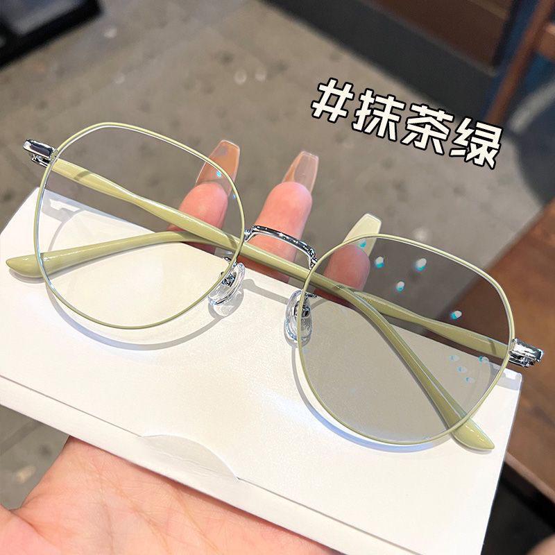 Trendy Women's Light-Changing Transparent Myopia Glasses with Slim Big Frame