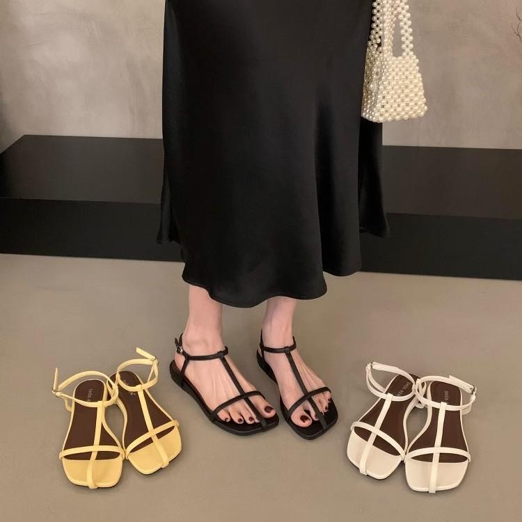French flat-bottomed thin-strapped sandals women's shoes 2025 new summer Korean version versatile minimalist beach shoes Roman shoes