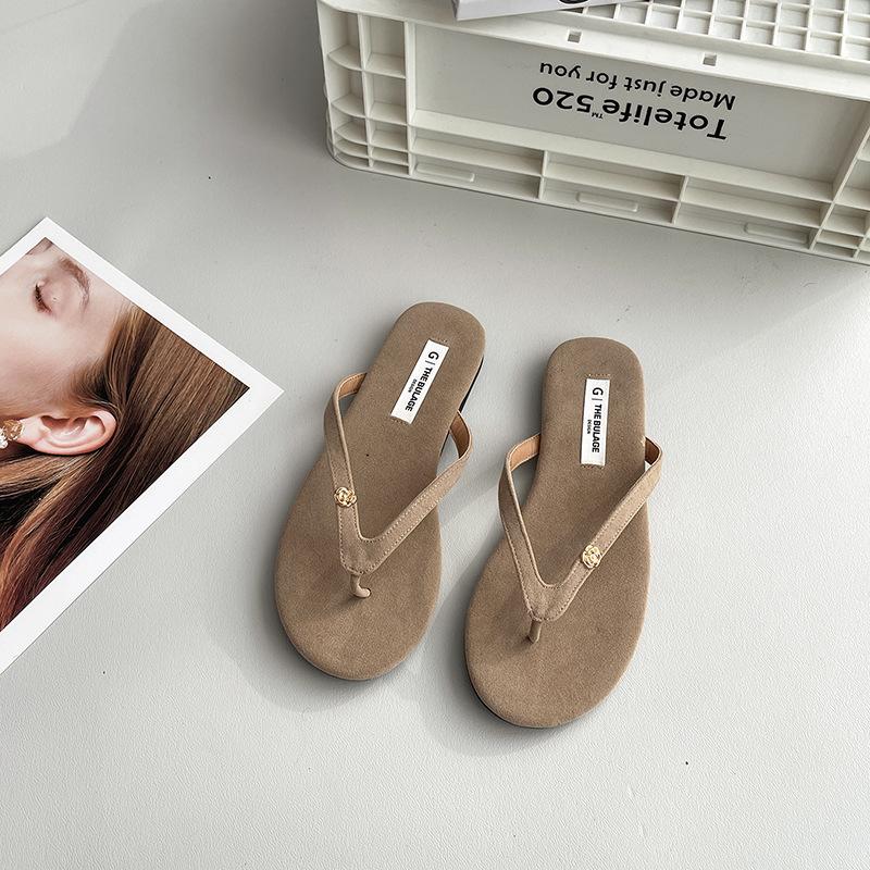Soft bottom outer wear solid color sandals simple foot pinching summer new flat bottom non-slip holiday beach flip-flops female tide