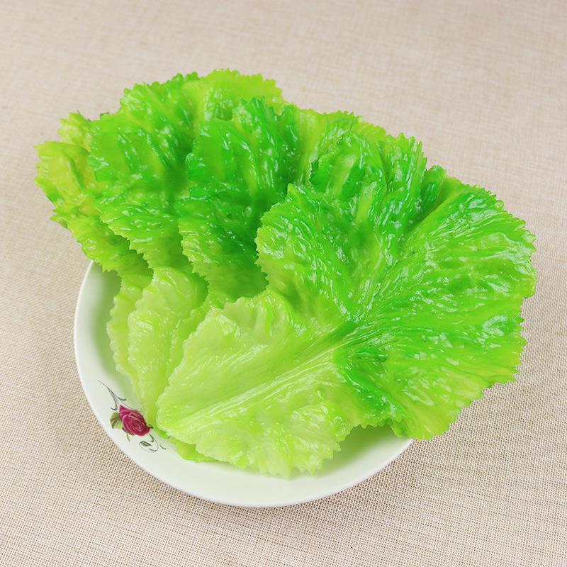 Künstliche Dekoration aus grünen Salat- und Kohlblättern