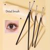 Set mit 4 elliptischen Pinseln mit Rosshaarborsten für Augen-Konturierung und Lidschatten-Applikation. Geeignet für normale Hauttypen.