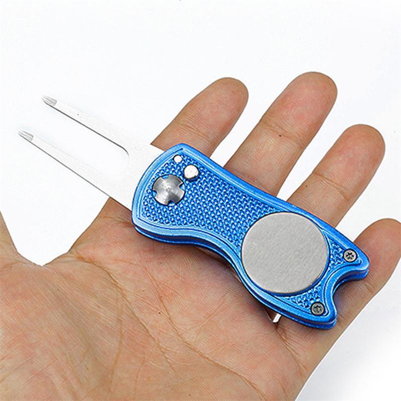 Neues Metall Klappbares Golf Divot Reparaturwerkzeug mit Magnetischem Ballmarker und Pop-up Knopf Green Tool Zubehör Geschenk für Golfer