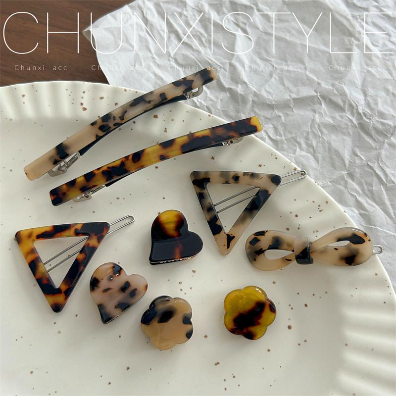 

Korean Retro Amber Leopard Geometric Hairpin and Bow Clip Set