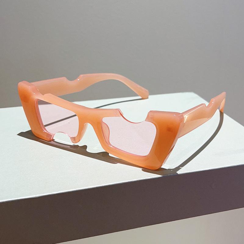 Heiß verkaufte Wind-Trend Sonnenbrille mit kleinem Rahmen und unregelmäßigem Nasensteg, die gleiche dünne Sonnenbrille wie bei Streetstyle-Aufnahmen