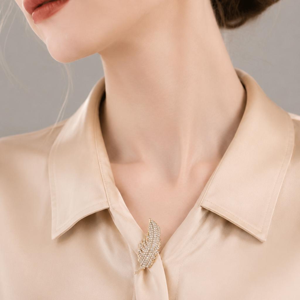 Elegant Feather Brooch with Full Rhinestones Design Luxury Suit Lapel Pin Decorative Safety Pin Anti-Slip Accessory for Jackets and Coats