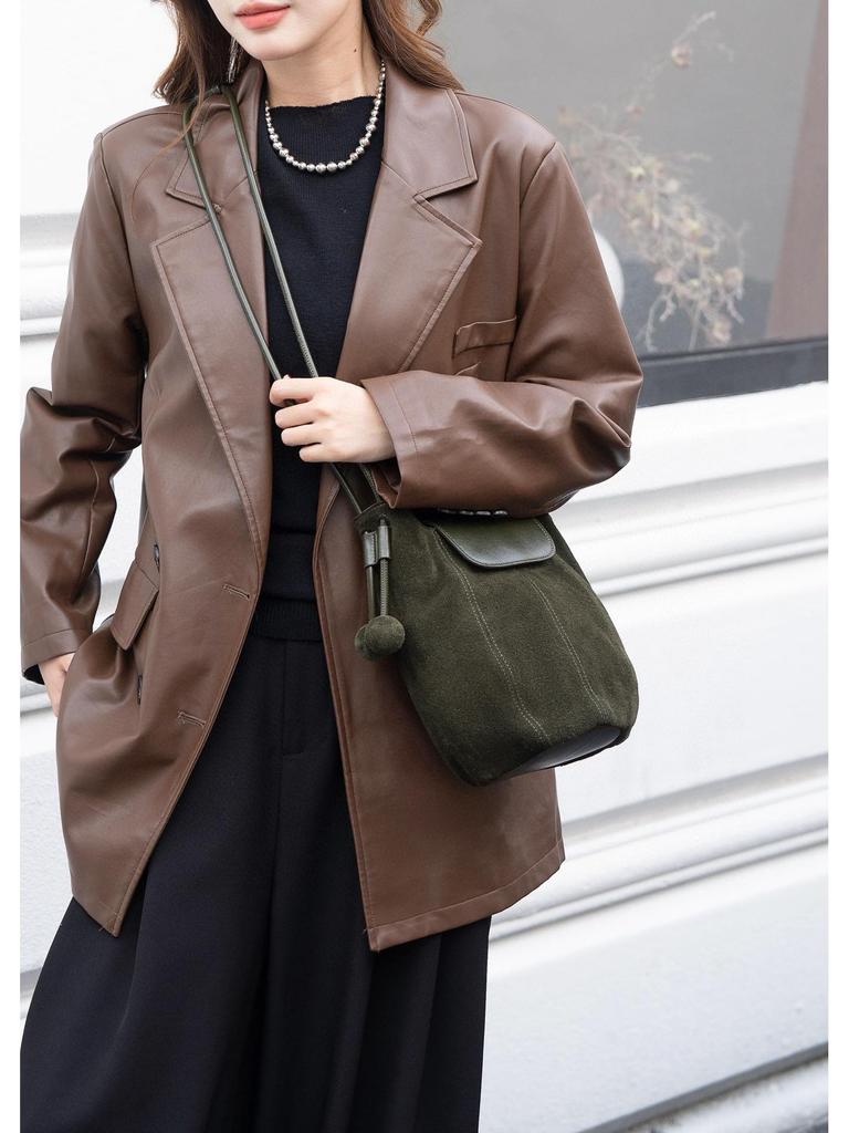 Herbst/Winter Umhängetasche mit Überschlag aus mattiertem Rindsleder für Damen