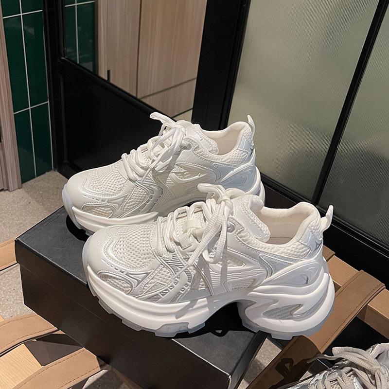 

Женская обувь на платформе, увеличивающая рост, сетчатая дышащая серебристая обувь для папы, лето 2025, новая модная универсальная повседневная спортивная обувь 40 белый