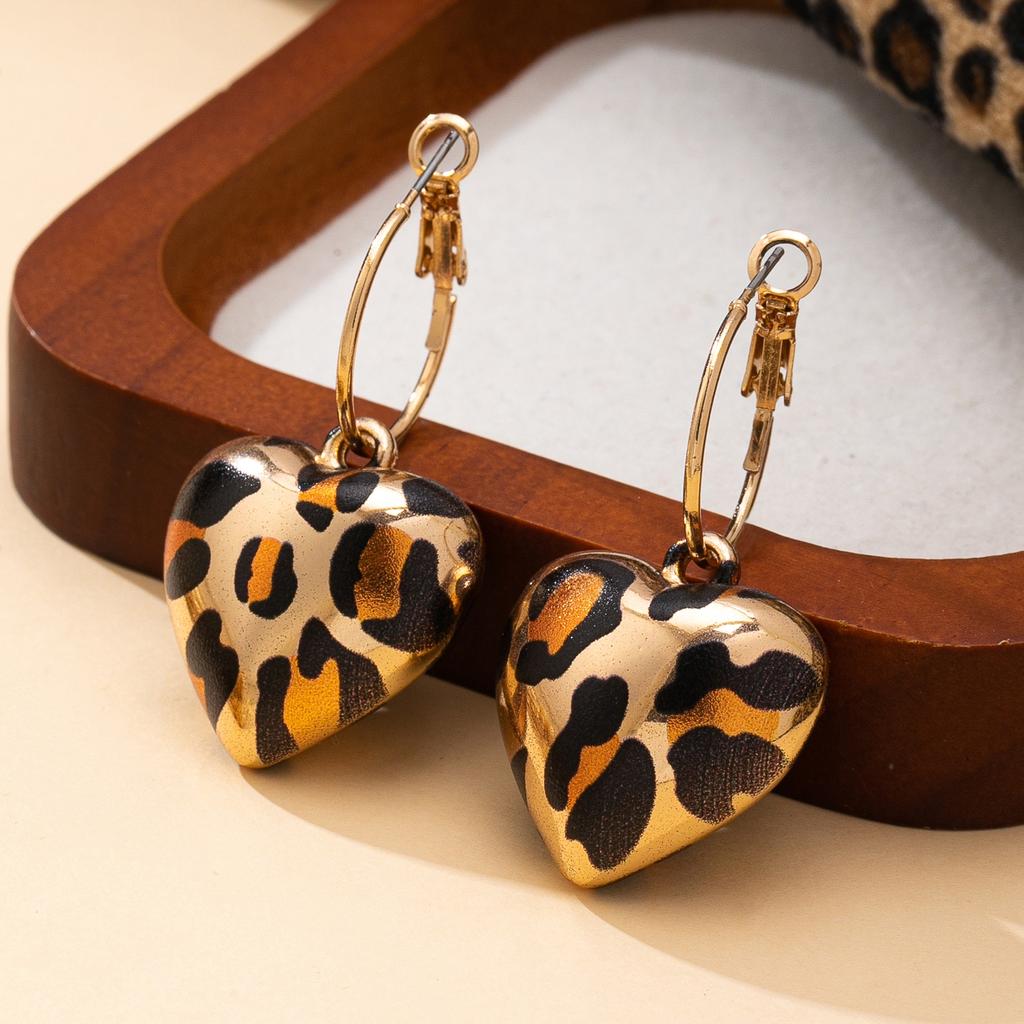 A Pair of Women's Earrings with 3D Heart-Shaped Leopard Print Pendants, Suitable for Everyday and Autumn/Winter Wear