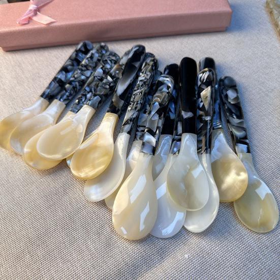 Lžička na zmrzlinu s akrylovou rukojetí Elegantní přírodní mušle Čajová lžička Dezertní káva Míchací lžička Unikátní stolní nádobí pro domácí večeře