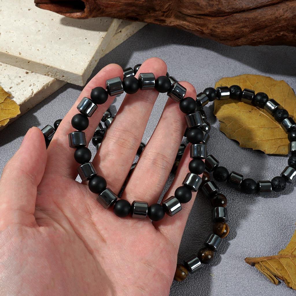 A Simple, Vintage-Style Magnetic Hematite Volcanic Stone Bracelet, Suitable For Both Men And Women.
