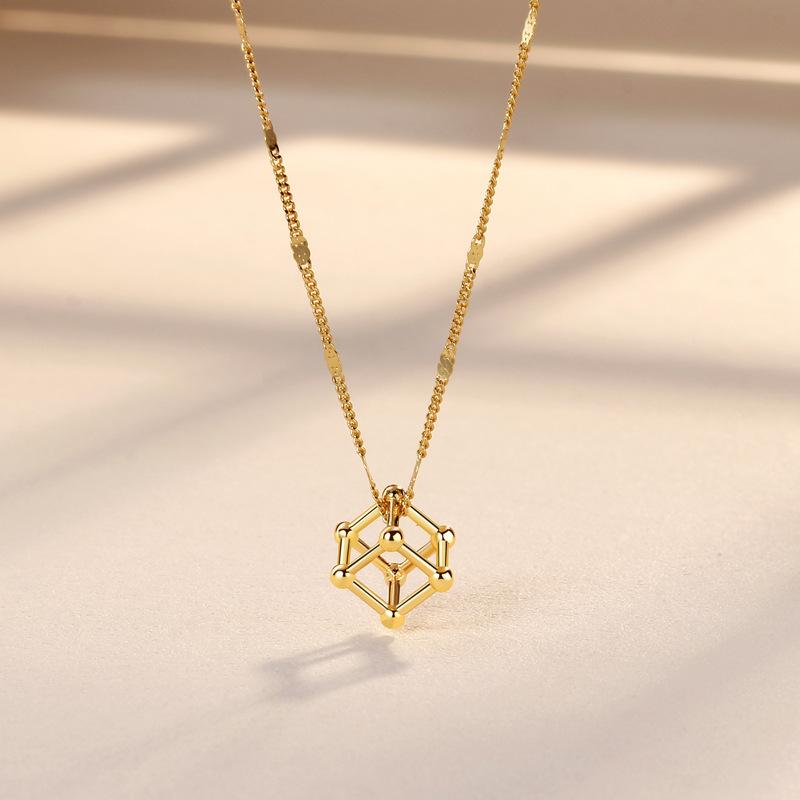 

Геометрическое квадратное кубическое ожерелье Женское индивидуальное нишевое креативное нежное ожерелье Женское