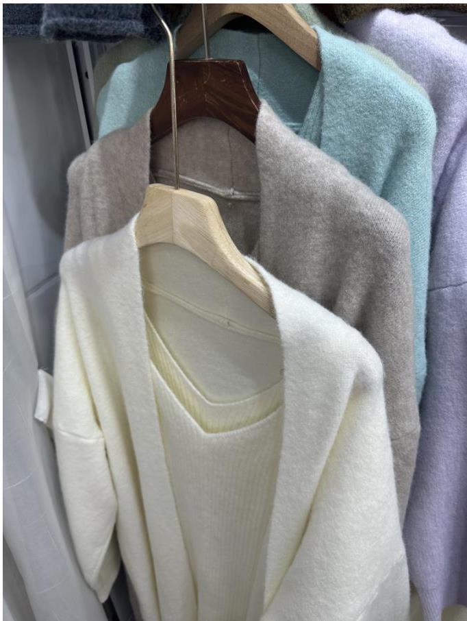 Dámský dlouhý pletený kardigan s výstřihem do V a set šatů na ramínka 2024