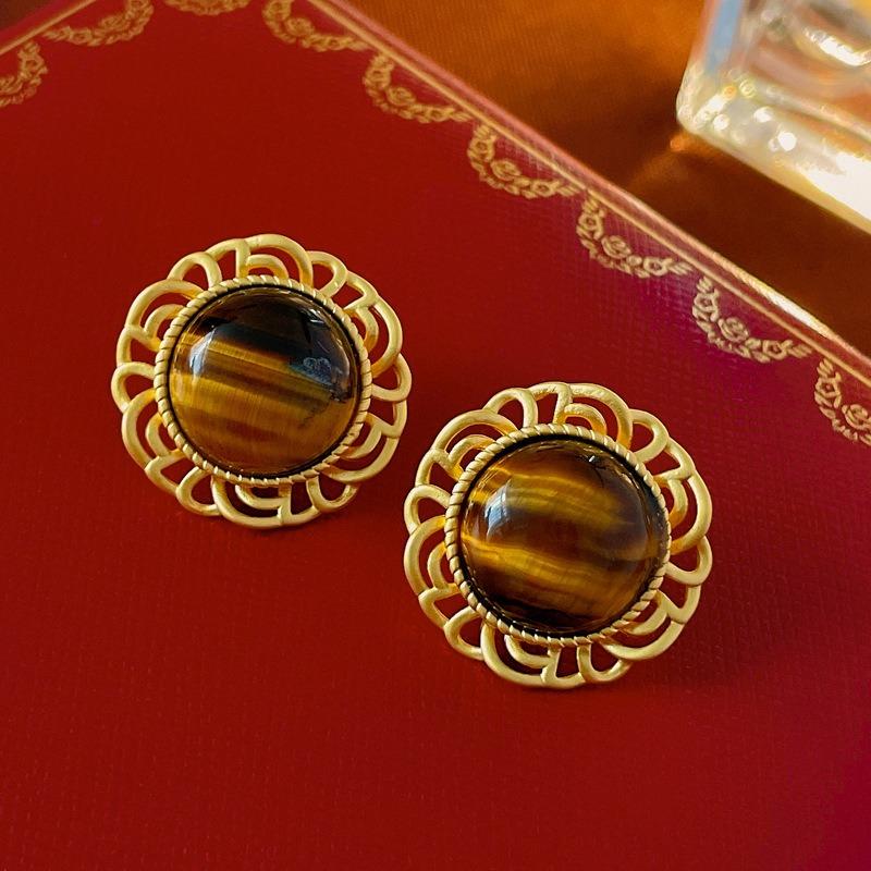 Retro Court Style Earrings Niche Light Luxury High-end Stud Earrings Versatile Earrings