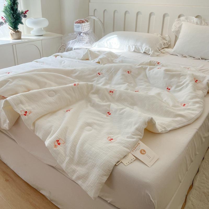 Pure Cotton Wrinkle Gauze Quilts Summer Plain Embroidered Bear Comforter Double Couple Bed Quilts Air Conditioning Cool Quilt