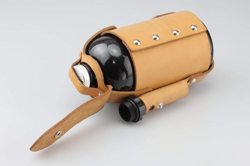 Kijima Motorcycle Parts Bottle Gasoline Carrying Bottle with Holder B09 Tan Leather 900cc W90 x D90 x H198mm HD-04167