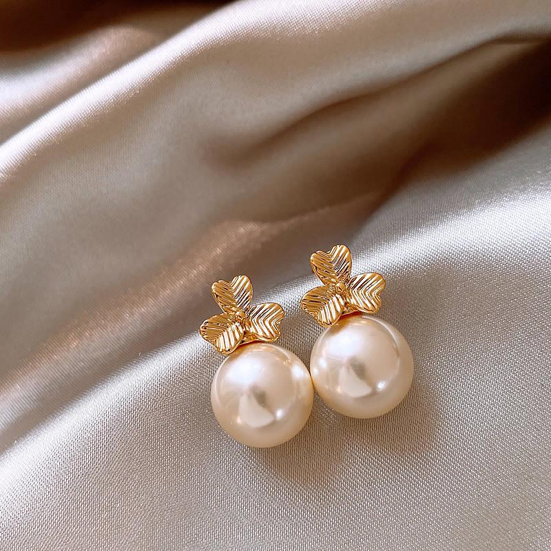 

Жемчужные серьги-пусеты в виде трехлепестковой травы, темпераментные серьги в стиле легкой роскоши, модные простые универсальные серьги, нишевые серьги с высоким чувством стиля