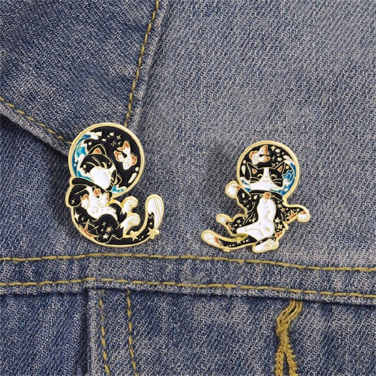 Tecknade katter i rymddräkt Brosch Legering Stjärnbilder Kragstift Smycke Gåva till Vän Familj Samlare