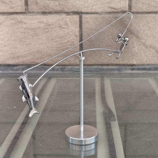 Scultura del Pescatore in Equilibrio Statuetta Artistica del Pescatore Arte Cinetico Equilibrio Fisico Pescatore in Metallo Giocattolo da Scrivania Decorazione da Scrivania