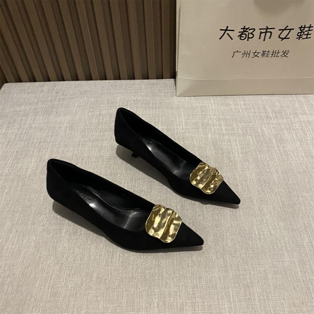 Herbst und Winter 2025 neue Mode vielseitige spitze Ferse flacher Ausschnitt Einzelne Schuhe Damen Metall Schnalle Temperament hoher Absatz Damenschuhe