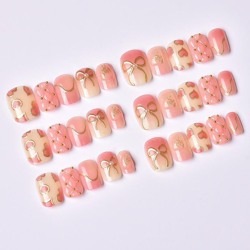 30-teilige Süße Goldfolien-Schleife Herz Mandel Kurze Nagelkunst-Tipps