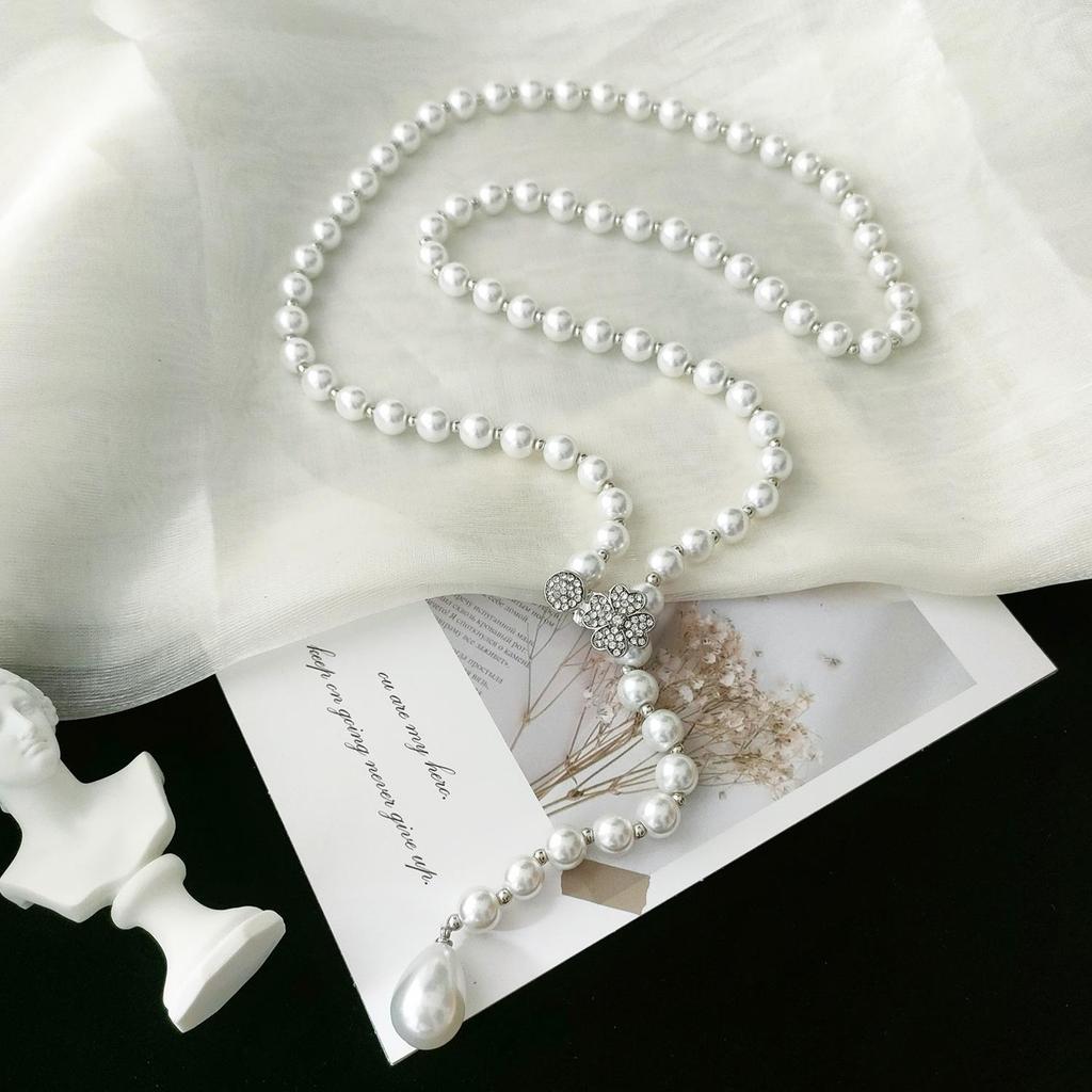 Elegant Adjustable Pearl Necklace - Versatile Light Luxury Jewelry for Women, Perfect for Autumn and Winter Sweaters.