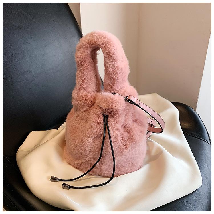 Autumn and winter new plush bag women's Korean version fashion portable bucket bag pumping belt simple single shoulder oblique span hair bag women