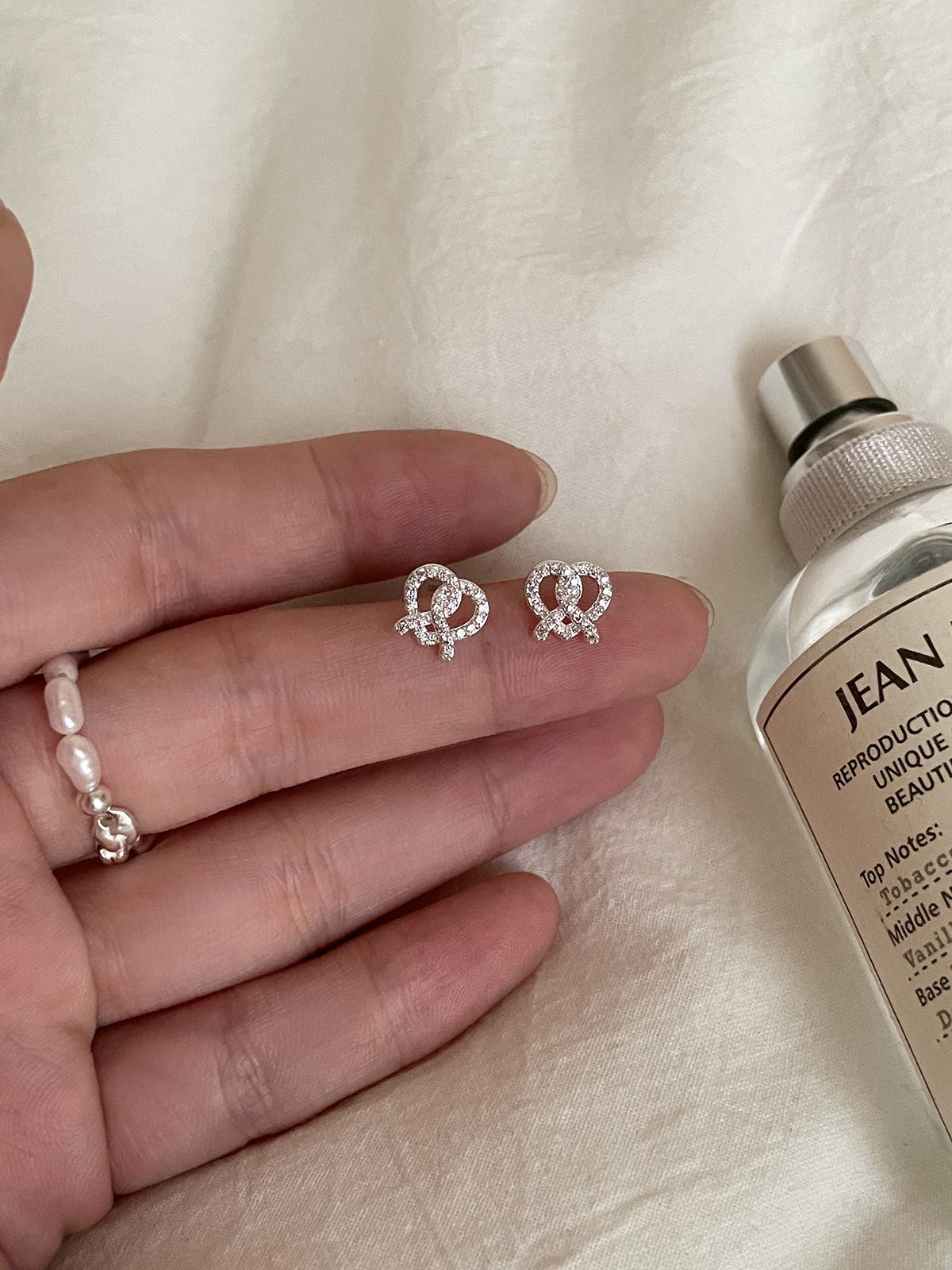 

925 Срібна голка, лужний водяний вузол, сережки-серця з любов’ю Жіночий нішевий дизайн, вдосконалені сережки з цирконом, прості модні сережки 925 silver needle