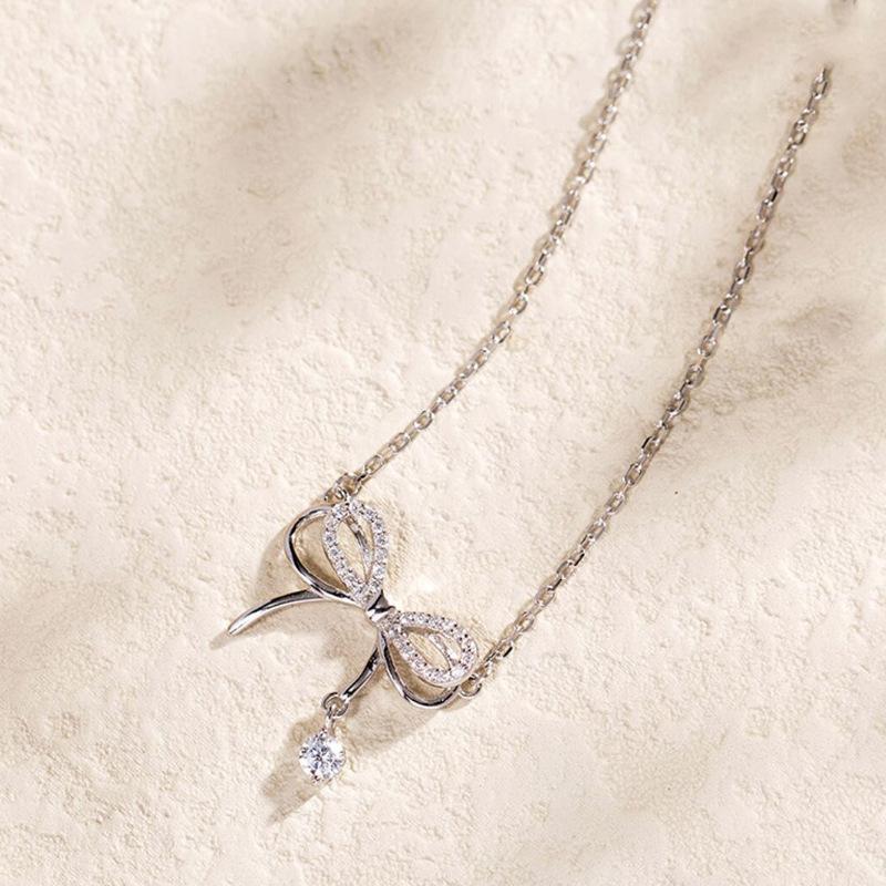 Halskette mit Anhänger und Schleife für Damen, leicht, luxuriös, Nischen-Design, Sommer-Temperament, Edelstahl, starke Kette