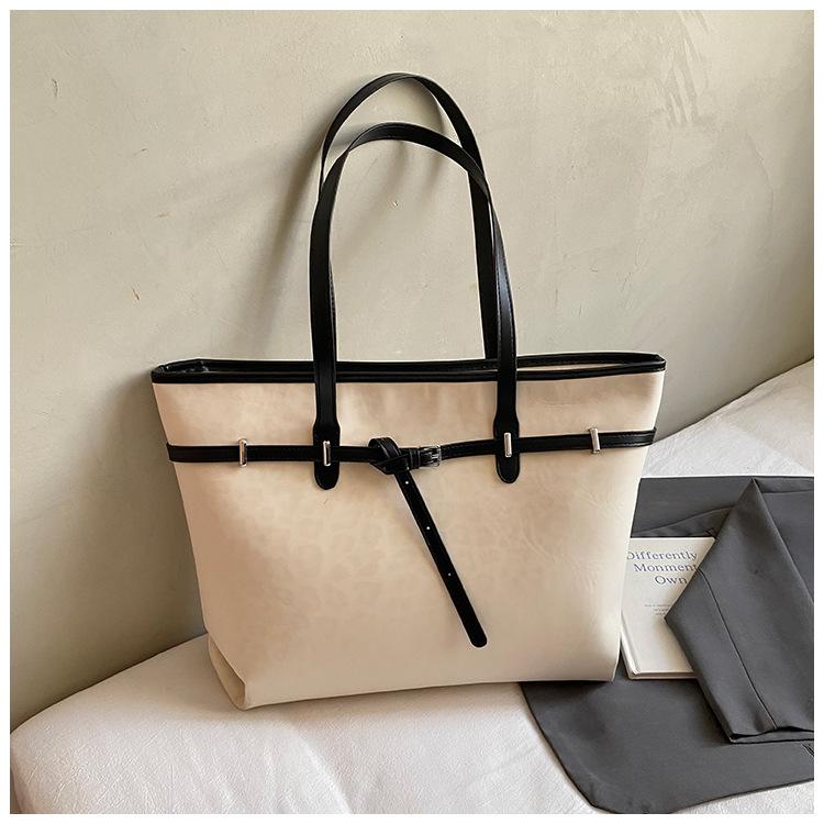 

2025 autumn retro large-capacity tote bag high-value niche shoulder bag fashionable women s handbag underarm bag
