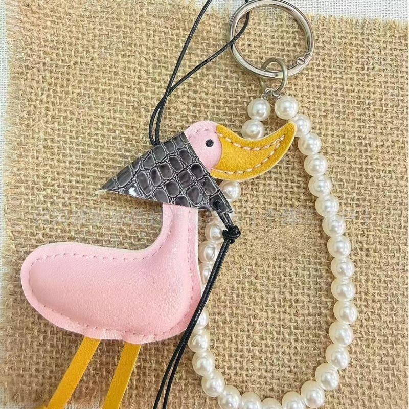1Pcs Fashion Pu Leather Car Ornament Lucky Scarf Duck Charm Keychain With Pearl Diy Bag Pendant Cute Creative Duck Decoration