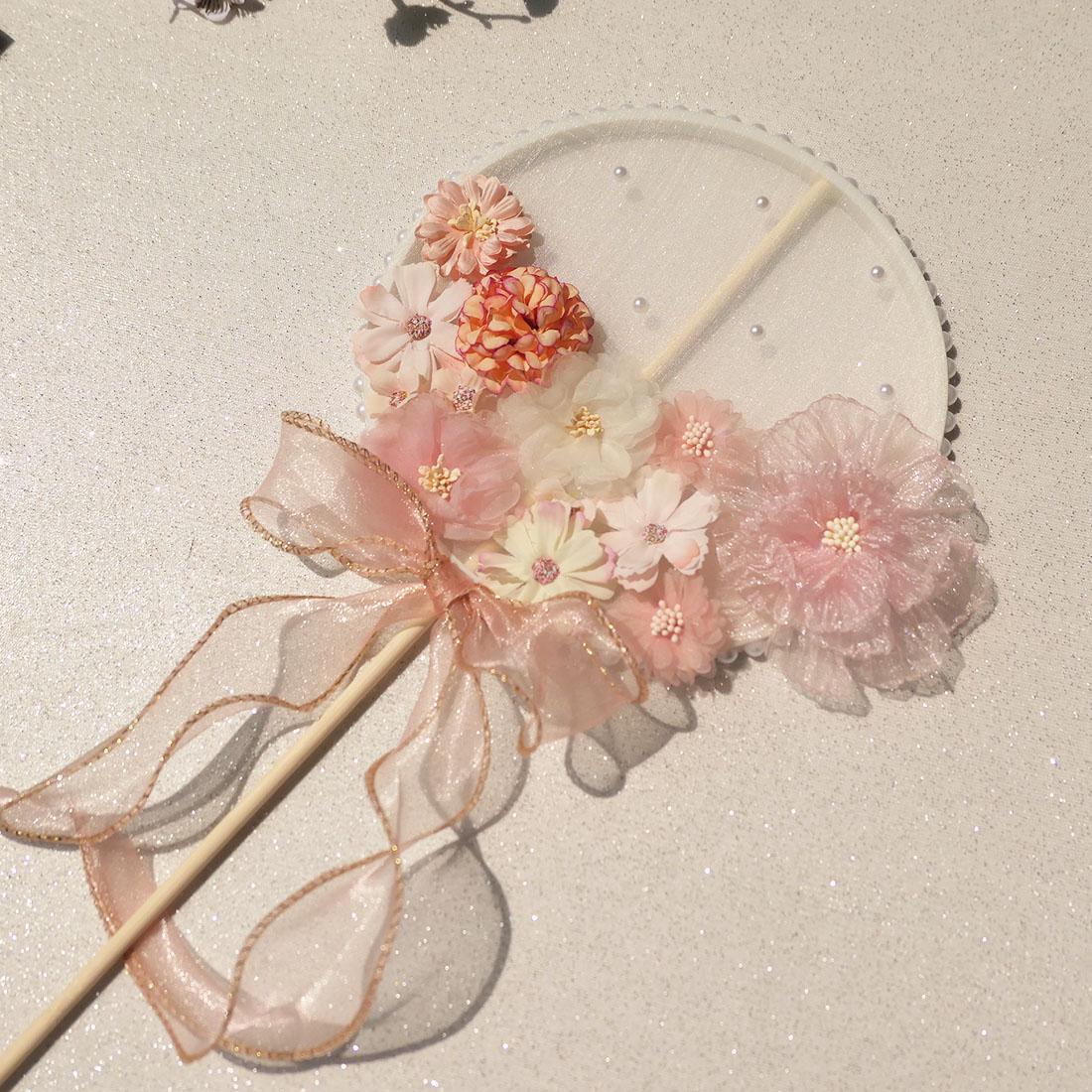 Веер Ханафу «Танец пионов» с длинной ручкой, вышивкой, лентой и дизайном с кошкой, приносящей удачу