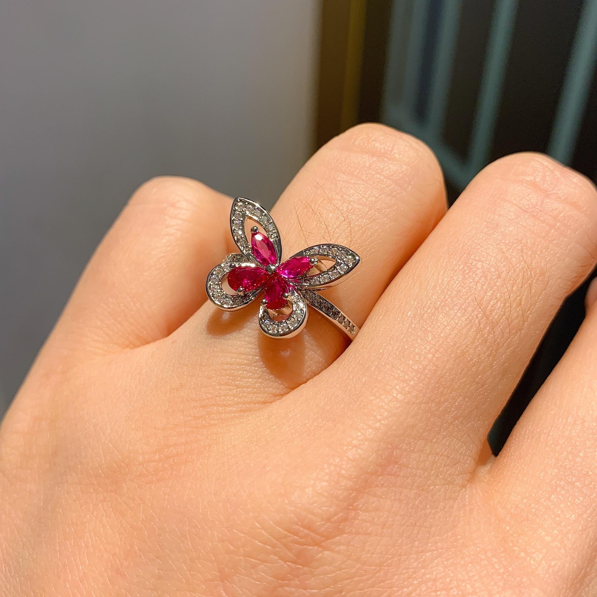 

S925 Серебряная игла Красный корунд Комплект из трех предметов Браслет Ожерелье Кольцо Серьги Свадебные украшения Комплект из трех предметов